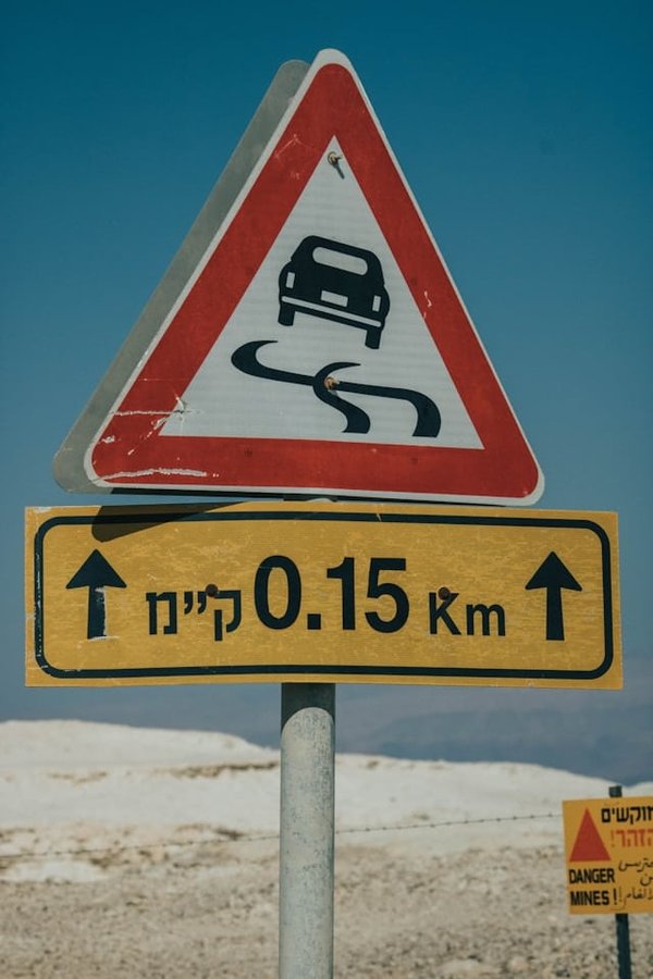 Quels sont les avantages des systèmes de contrôle de traction pour la tenue de route en conditions glissantes ?